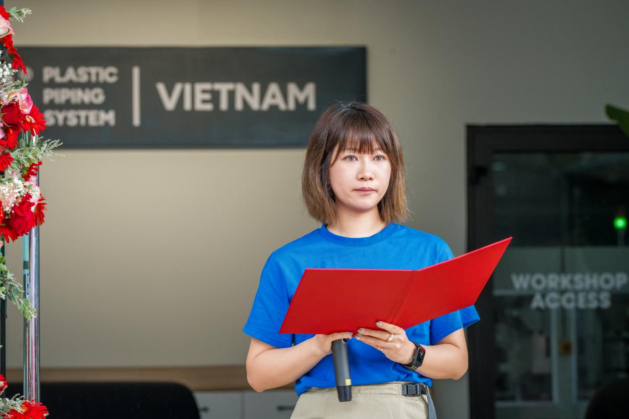 Zhang Hangyuan, General Manager of Zhejiang ERA, delivered a speech on behalf of ERA Group. ألقى Zhang Hangyuan، المدير العام لشركة Zhejiang ERA، كلمة نيابة عن مجموعة ERA.