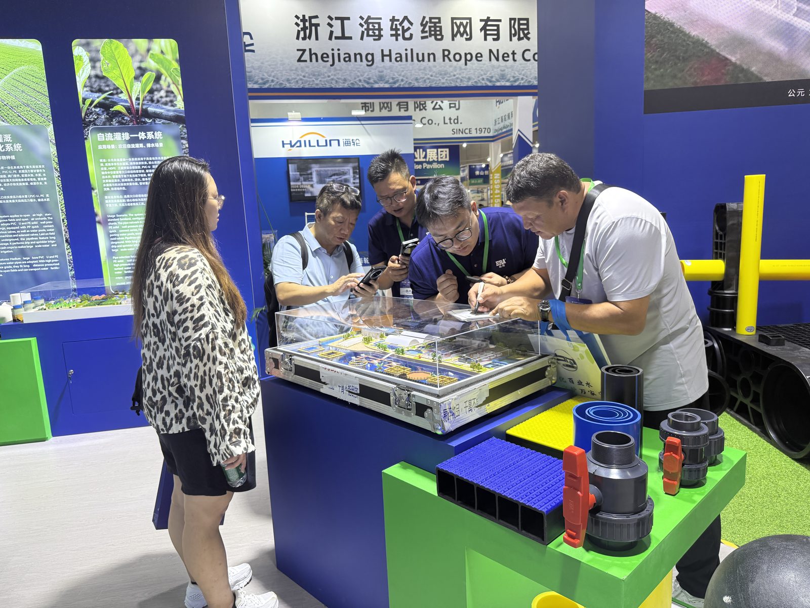 يناقش موظفو ERA تصميم قفص تربية الأحياء المائية في المياه العميقة HDPE مع الزوار في معرض قوانغتشو لمصايد الأسماك 2026