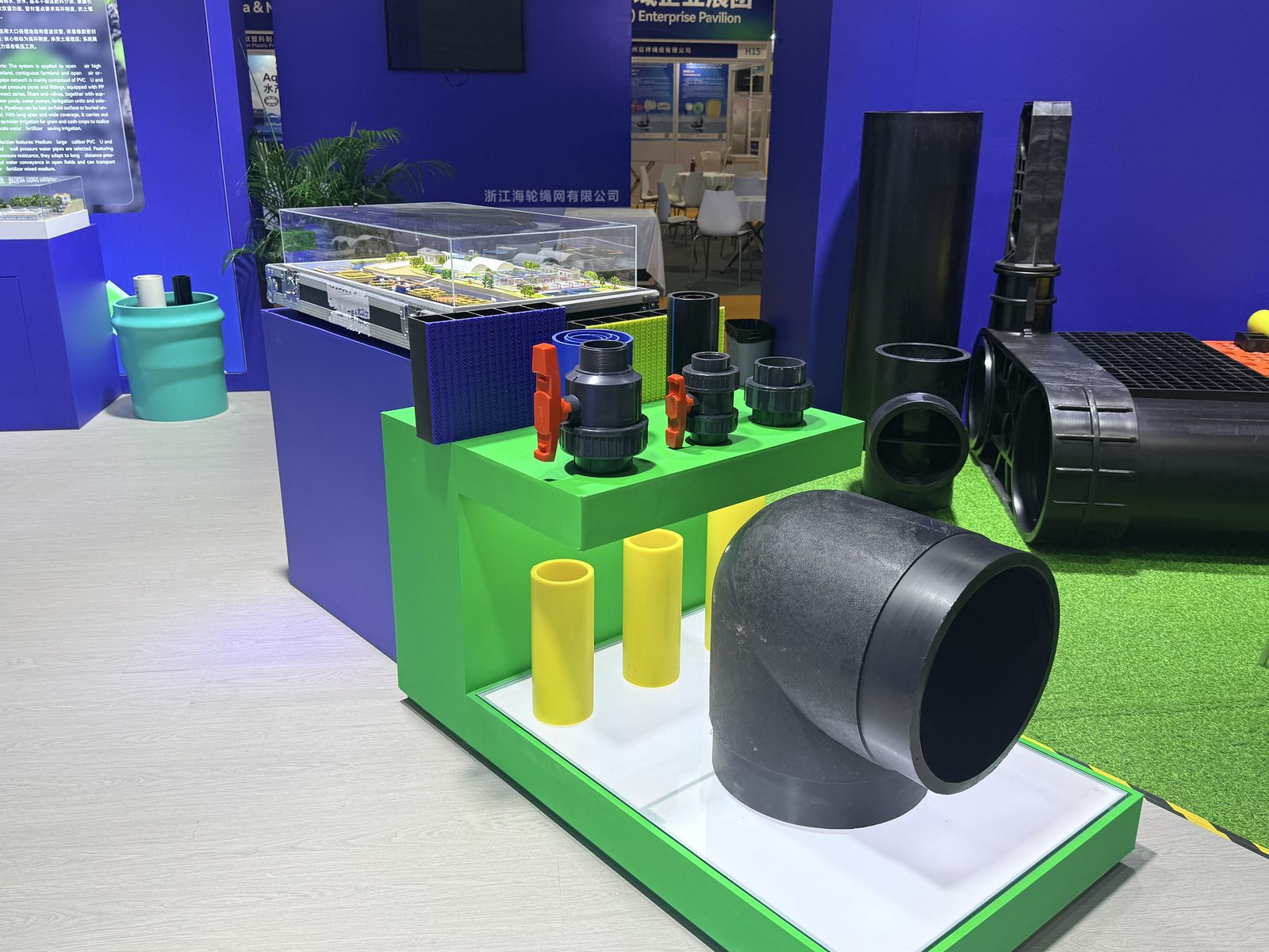 صورة مقربة لنموذج مجموعة أقفاص HDPE وصمامات PVC-U على شاشة ERA في معرض قوانغتشو لمصايد الأسماك
