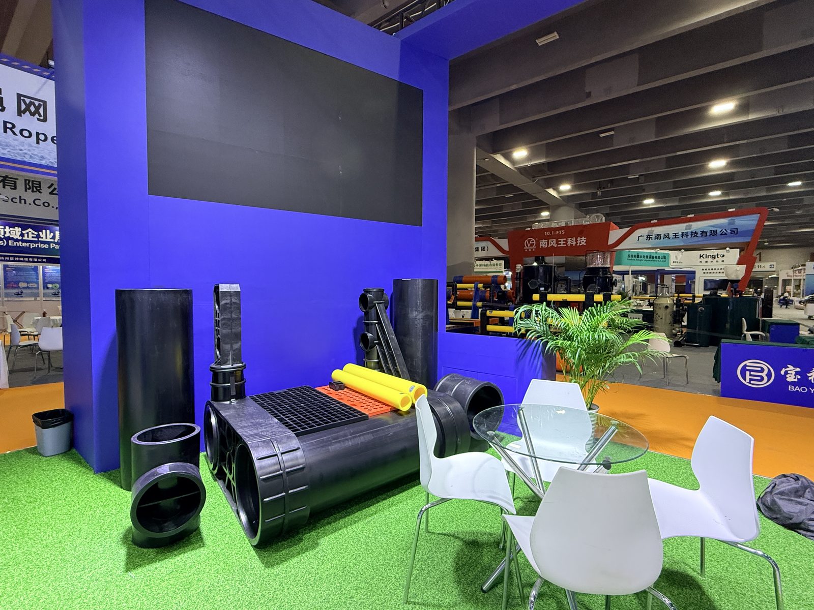 يتم عرض أنابيب HDPE ذات القطر الكبير والتجهيزات والعينات الشبكية في جناح ERA في معرض قوانغتشو لمصايد الأسماك