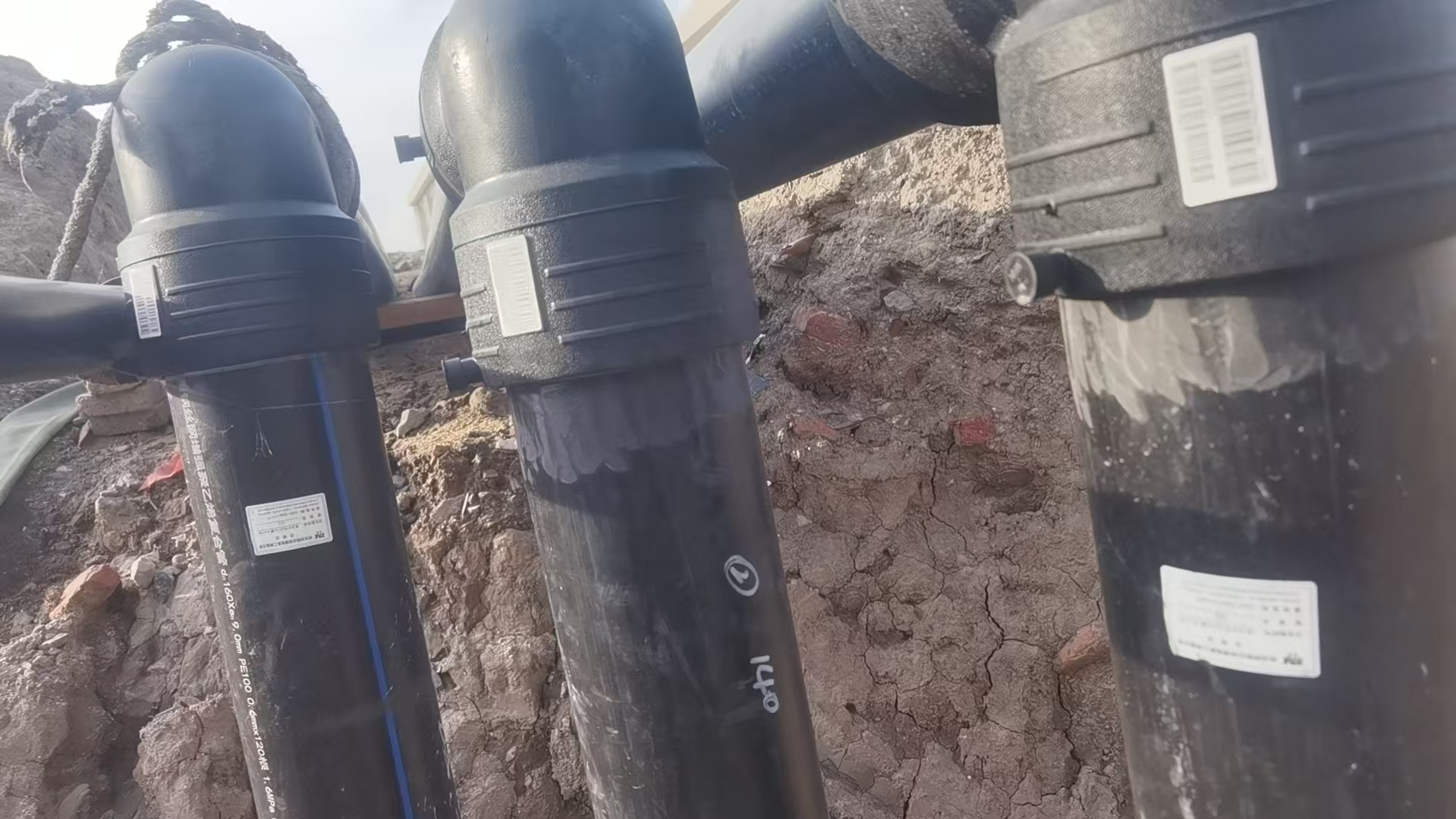 تم تجميع وصلات الأنابيب الملحومة تحت الأرض